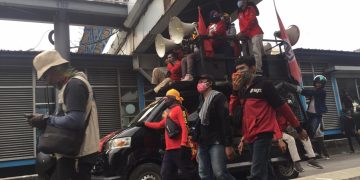 Aparat Mundur, Massa Malah Meringsek Maju ke Simpang Harmoni