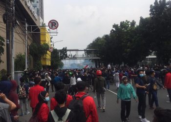 Polisi Pukul Mundur Massa Demonstran dengan Gas Airmata di Kawasan Harmoni