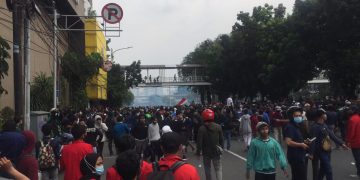 Polisi Pukul Mundur Massa Demonstran dengan Gas Airmata di Kawasan Harmoni