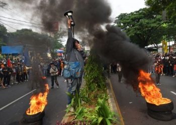 Tertahan ke Jakarta, Para Buruh Bakar Ban & Blokir Jalan Serang