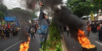 Tertahan ke Jakarta, Para Buruh Bakar Ban & Blokir Jalan Serang