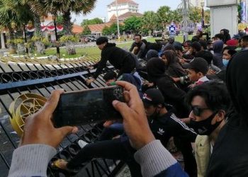 Sisa Perih-Lebam Mahasiswa Surabaya yang Ditangkap saat Demo