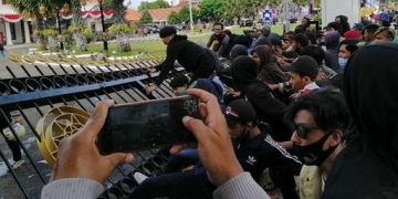 Sisa Perih-Lebam Mahasiswa Surabaya yang Ditangkap saat Demo