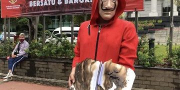 Mahasiswa Bertopeng Bakar Naskah Omnibus Law UU Ciptaker di MK
