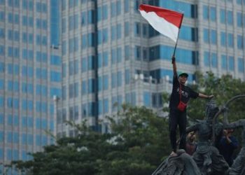 Naiki Patung Kuda Arjuna, 3 Pedemo Pasang Bendera Merah Putih