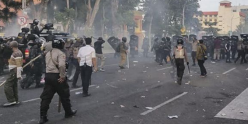 Polisi Bantah Tangkap Relawan Medis Demo Omnibus Law Surabaya