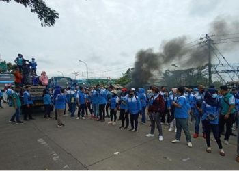 Tak Boleh ke Jakarta, Buruh Bakar Ban & Blokir Jalan Serang