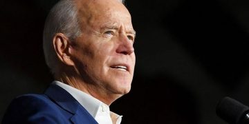 Pergelangan Kaki Joe Biden Terkilir Akibat Terpeleset saat Bermain dengan Anjing Peliharaannya