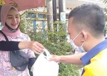 Wanita Penjual Rujak Viral. Pembeli dan Netizen Puji Kecantikannya
