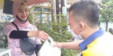 Wanita Penjual Rujak Viral. Pembeli dan Netizen Puji Kecantikannya