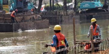 Pelaku Buang Sampah di Kalimalang yang Sempat Viral Didenda Rp 2 Juta
