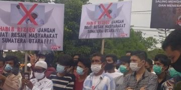 Tolak Rizieq Datang, Ratusan Orang Bakar Ban di Medan