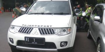 Detik-detik Mobil Pelat RI 1 Terobos Mabes Polri
