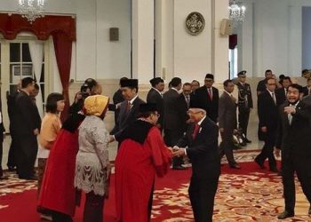 6 Hakim MK Diminta Kembalikan Bintang Mahaputera Jokowi