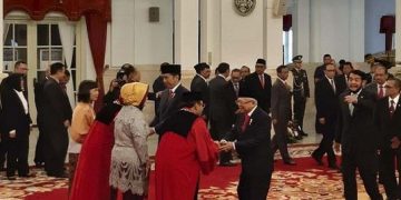 6 Hakim MK Diminta Kembalikan Bintang Mahaputera Jokowi
