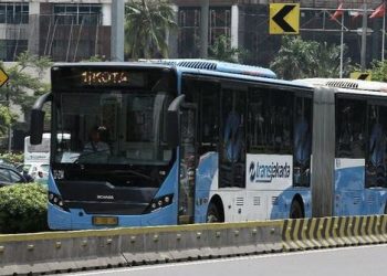 Transjakarta Rombak Halte yang Dibakar Massa Demo Omnibus Law