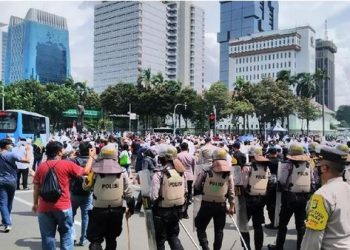 Polisi Bubarkan Massa Aksi 1812 di Patung Kuda