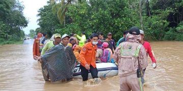 Banjir Tak Kunjung Surut, Pengungsi Korban Banjir Kalsel Jadikan Gedung Sekolah Tempat Pengungsian