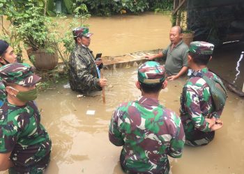 Satgas Banjir Seskoal Bantu Korban Banjir di Ciracas dan Ciledug