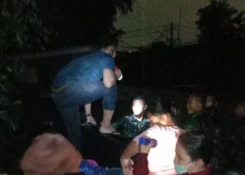 Prajurit Marinir TNI AL Bantu Evakuasi Korban Banjir Jaksel