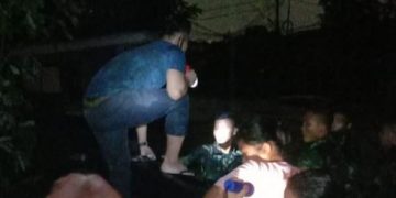 Prajurit Marinir TNI AL Bantu Evakuasi Korban Banjir Jaksel