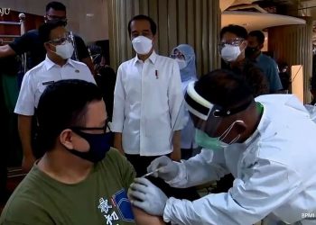Jokowi Bersama Menkes dan Gubernur DKI Jakarta Tinjau Langsung Vaksinasi Pasar Tanah Abang