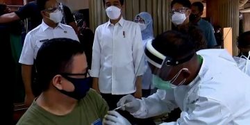 Jokowi Bersama Menkes dan Gubernur DKI Jakarta Tinjau Langsung Vaksinasi Pasar Tanah Abang