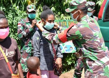 Bantu Pemerintah Tekan Penyebaran Covid-19, Korem 174 Merauke Bagikan Masker Kepada Masyarakat