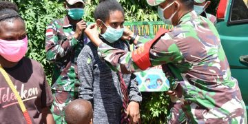 Bantu Pemerintah Tekan Penyebaran Covid-19, Korem 174 Merauke Bagikan Masker Kepada Masyarakat