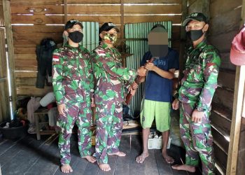 Satgas Yonif 642 Terima Tiga Pucuk Senjata Api Rakitan dari Warga Perbatasan