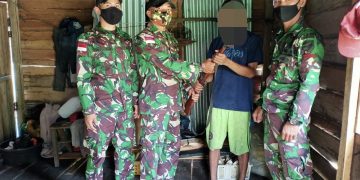 Satgas Yonif 642 Terima Tiga Pucuk Senjata Api Rakitan dari Warga Perbatasan