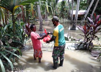 Banjir Belum Berakhir, Satgas 413 Kostrad Bantu Berikan Sembako