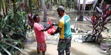Banjir Belum Berakhir, Satgas 413 Kostrad Bantu Berikan Sembako