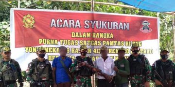 Pamit Pulang, Satgas 413 Kostrad Dikejutkan Pemberian Senjata Oleh Kepala Suku Kampung Kufu