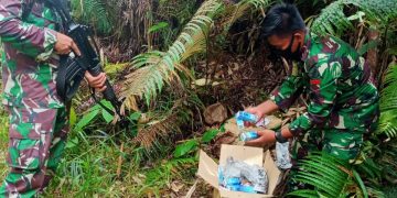 Satgas Pamtas Yonif 642 Amankan Dus Berisi Puluhan Jenis Obat-Obatan Ilegal