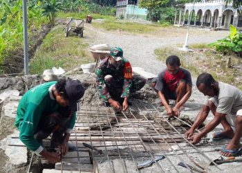 Wujud Kepedulian, Anggota Kodim Mimika Bersama Warga Perbaiki Jembatan