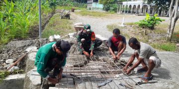 Wujud Kepedulian, Anggota Kodim Mimika Bersama Warga Perbaiki Jembatan