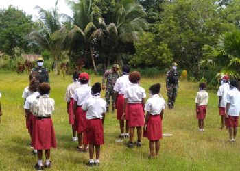 Tanamkan Disiplin Sejak Dini, Satgas Pamtas 413 Kostrad Ajarkan Peraturan Baris Berbaris di Sekolah Papua