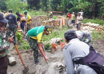 Totalitas Tanpa Batas, Prajurit Yonif MR 413 Kostrad Bantu Bangun Asrama Ponpes di Papua