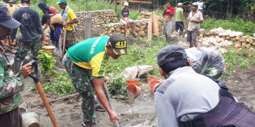 Totalitas Tanpa Batas, Prajurit Yonif MR 413 Kostrad Bantu Bangun Asrama Ponpes di Papua
