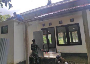 Kompak Dengan Warga, Satgas Yonif 642 Laksanakan Karya Bakti Perehaban Surau