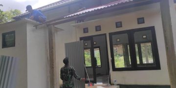 Kompak Dengan Warga, Satgas Yonif 642 Laksanakan Karya Bakti Perehaban Surau