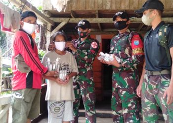 Tekan Penyebaran Covid-19, Satgas Pamtas Yonif 642 Bagikan Hand Sanitizer, Masker dan Vitamin Kepada Masyarakat