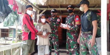 Tekan Penyebaran Covid-19, Satgas Pamtas Yonif 642 Bagikan Hand Sanitizer, Masker dan Vitamin Kepada Masyarakat