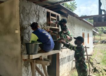 Sebagai Bukti Kepedulian, Satgas Pamtas Yonif 642 Bantu Warga Perbaiki Gereja