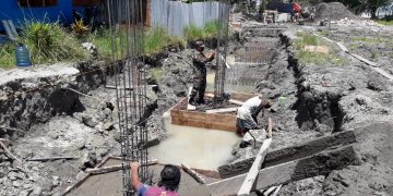 Babinsa Kodim Yawa Bantu Percepat Pembangunan Gereja di Kampung Batu Zaman Papua