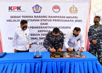 Kasal Tandatangani Penyerahan Tanah Rampasan Negara dari KPK di atas KRI Dewaruci