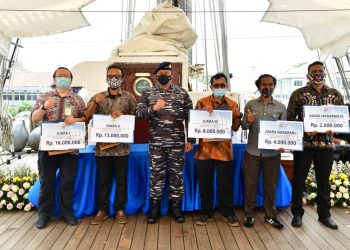 Kasal Serahkan Hadiah Lomba Foto dan Video KRI Dewaruci