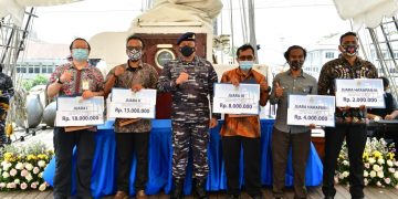 Kasal Serahkan Hadiah Lomba Foto dan Video KRI Dewaruci