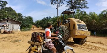 Desa Tolok Miliki Jalan Yang Layak, Dandim Sambas Jelaskan Program TMMD